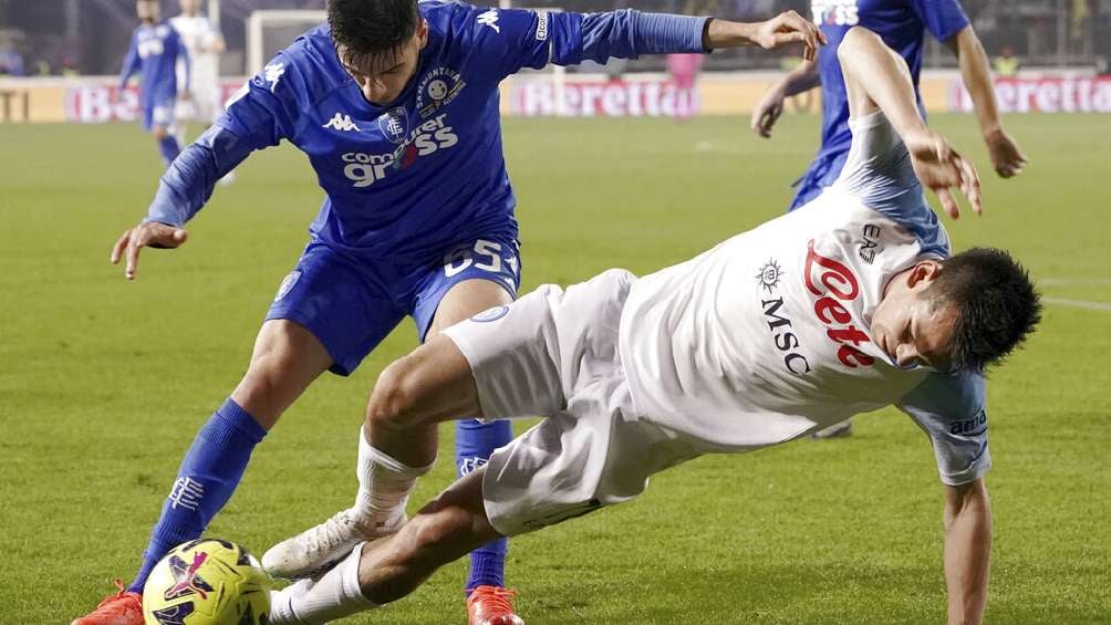 Lozano y Parisi disputando un balón