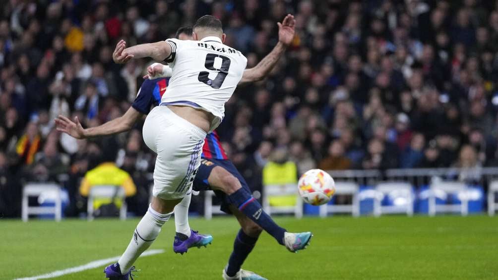 Benzema rematando en el Clásico