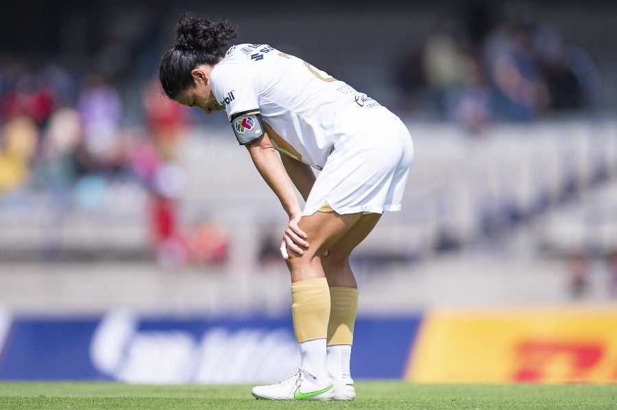 Jugadora de Pumas Femenil  lamentando de Liga MX 