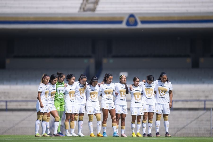 Equipo de Pumas Femenil en partido de Liga MX 