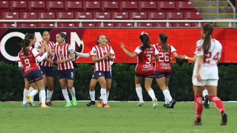 Jugadoras de Chivas, en festejo de gol