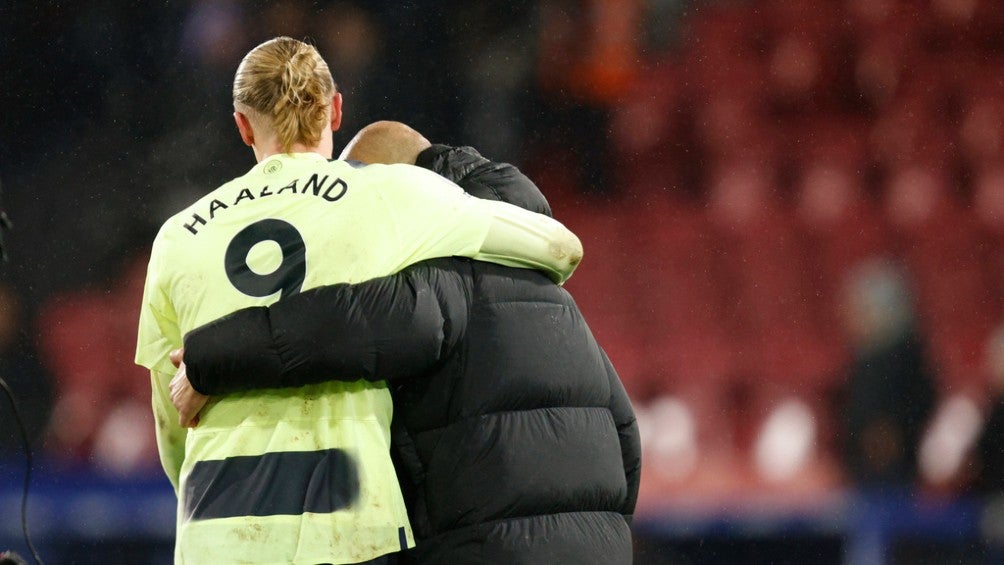 Erling Haaland abraza a Guardiola