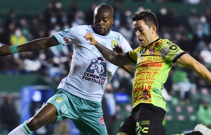 Andrés Mosquera y Julio Furch disputando un balón en un partido entre León y Atlas