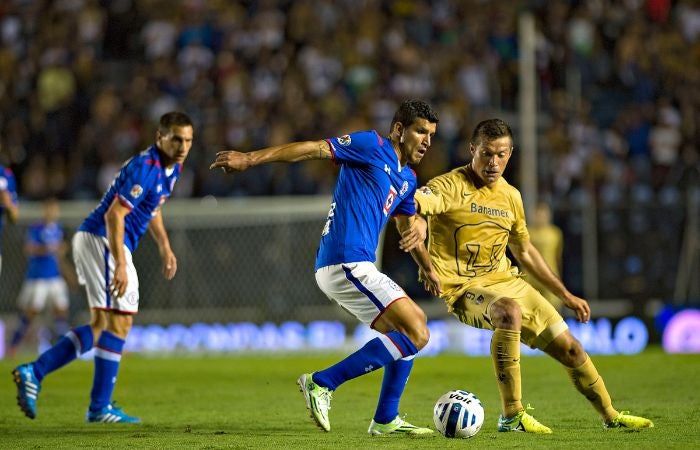 Dante López, Francisco Rodríguez y Christian Giménez en un Pumas ante Cruz Azul