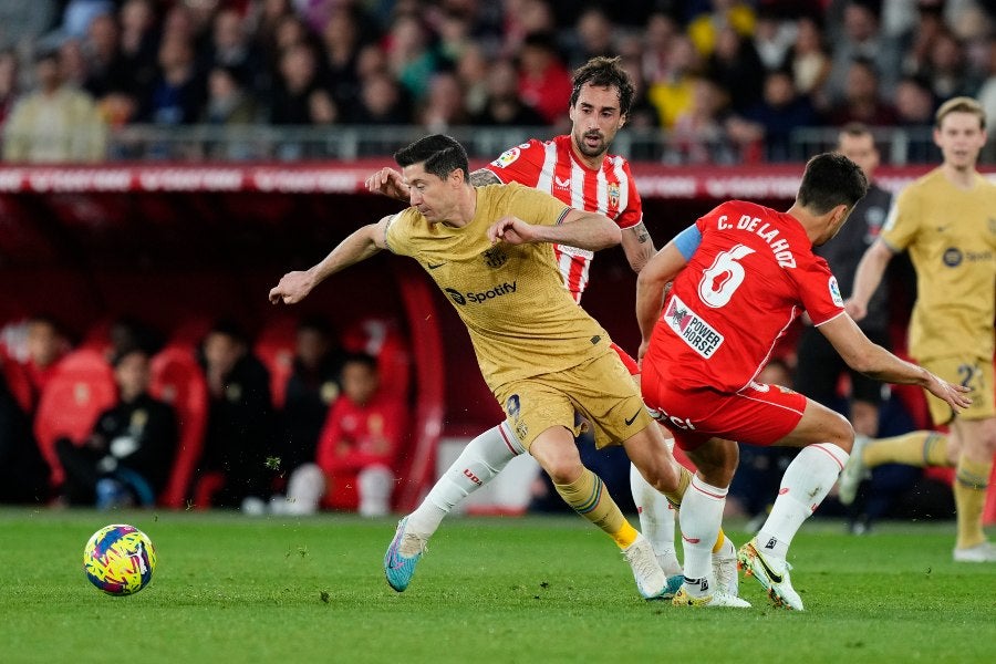 Lewandowski burlándose a jugador del Almería  