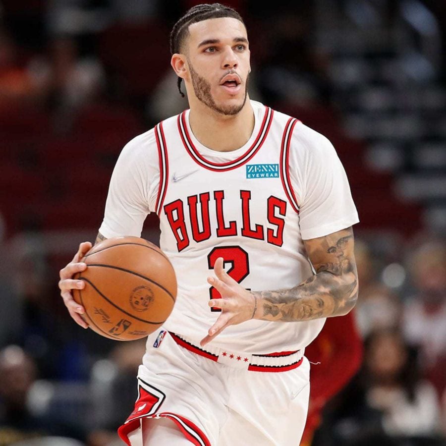 Lonzo Ball conduciendo la pelota en juego con los Bulls