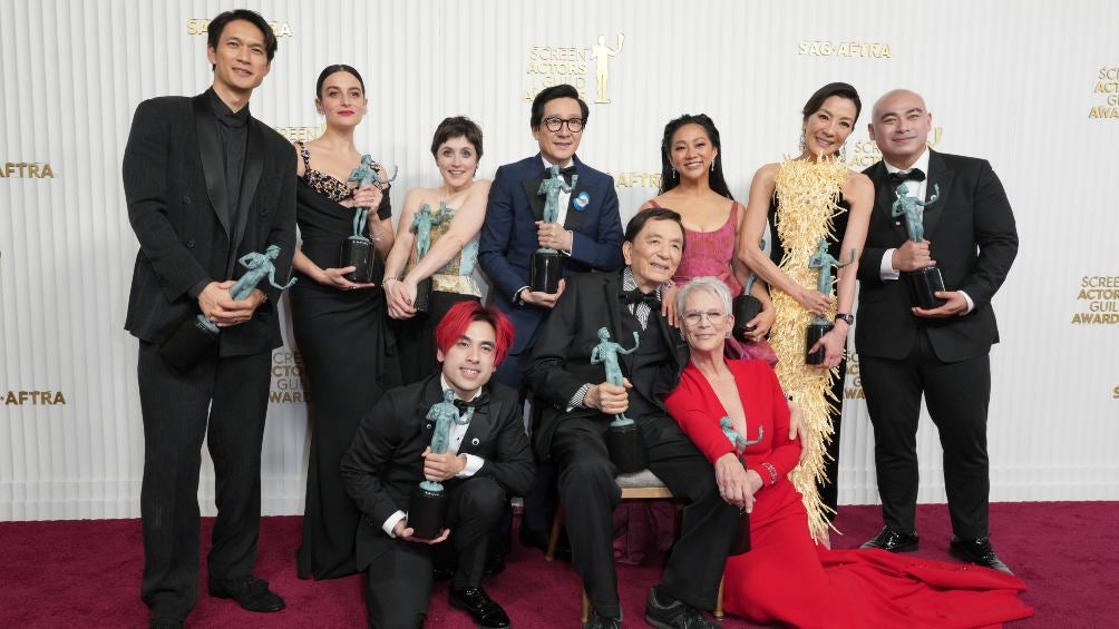 Elenco de "Everything Everywhere All at Once" posan con el Premio del Sindicato de Actores de la Pantalla