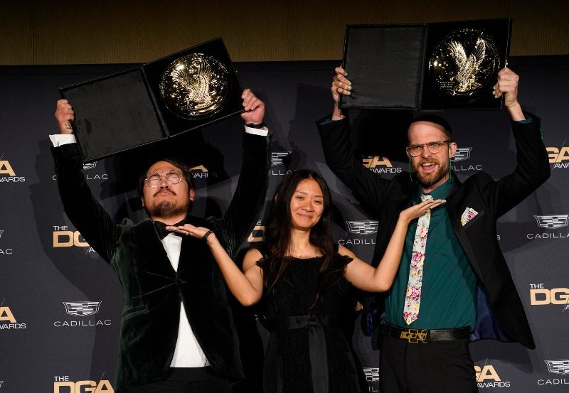 Elenco de "Everything Everywhere All at Once" posan con el Premio del Sindicato de Actores de la Pantalla