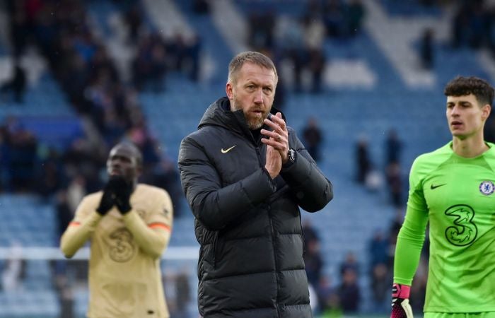 Graham Potter agradeciendo a la afición del Chelsea luego del triunfo ante el Leicester