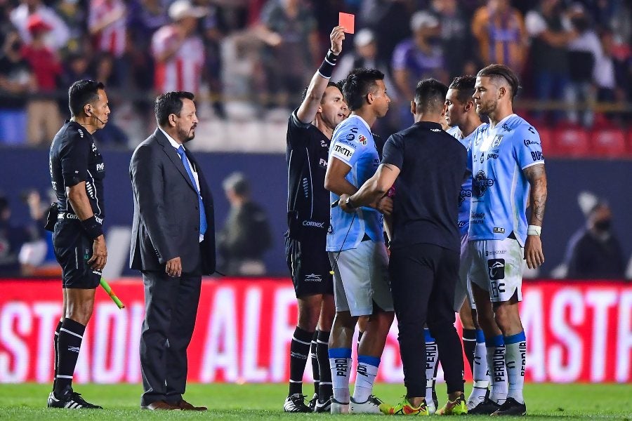 Jugadores de los Gallos Blancos reclamando ante los árbitros 