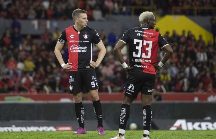 Julián Quiñones y Julio Furch en un partido de Atlas en el Estadio Jalisco en el Clausura 2023