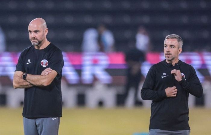 Félix Sánchez Bas y su auxiliar durante un entrenamiento de la selección de Qatar