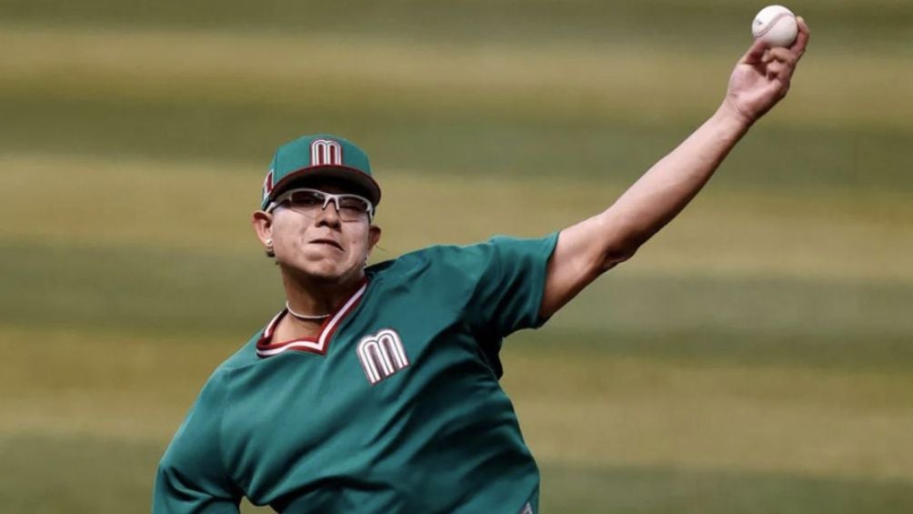 Julio Urías jugando con la selección mexicana