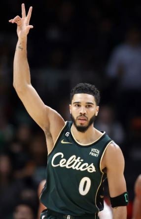 Tatum festeja una anotación de los Celtics