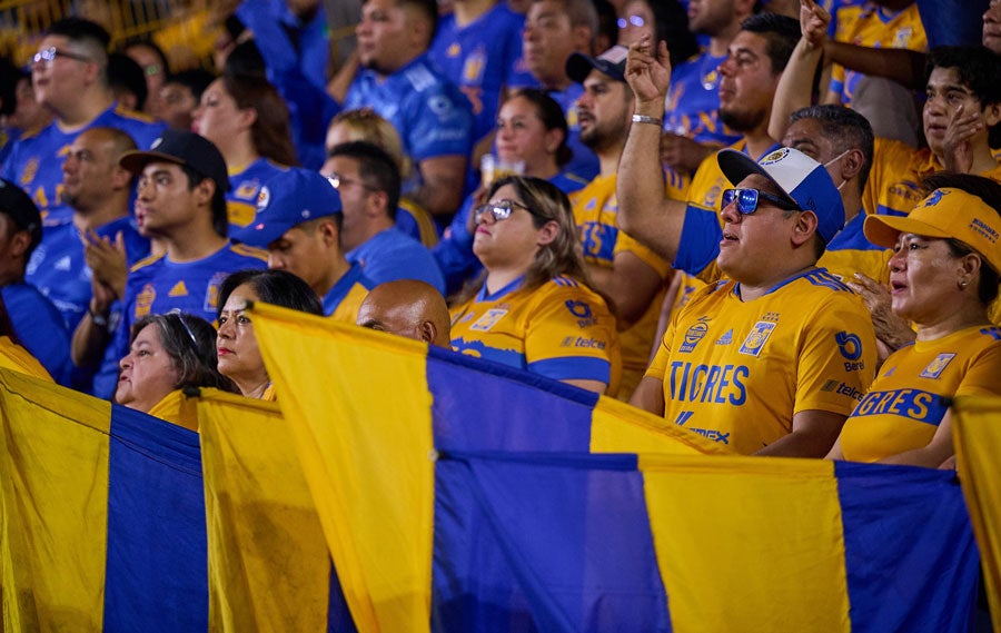 Aficionados de Tigres en el Volcán