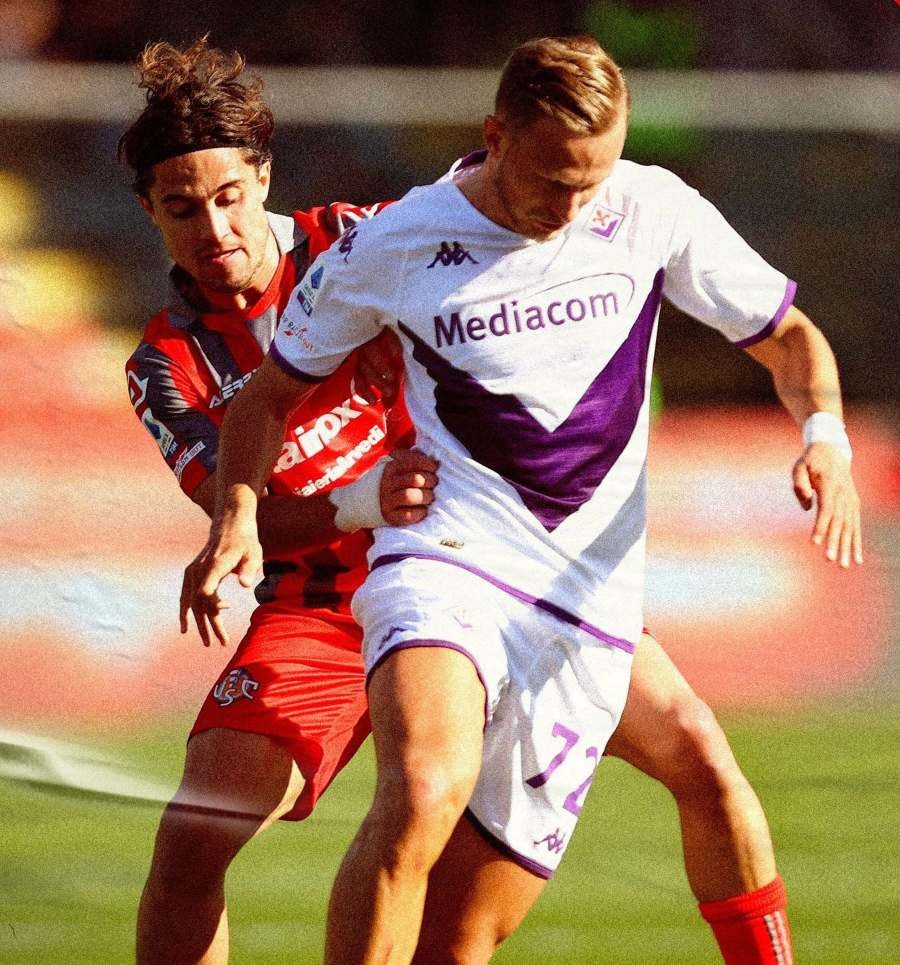 Disputa de balón entre jugador de la Fiorentina y Cremonese