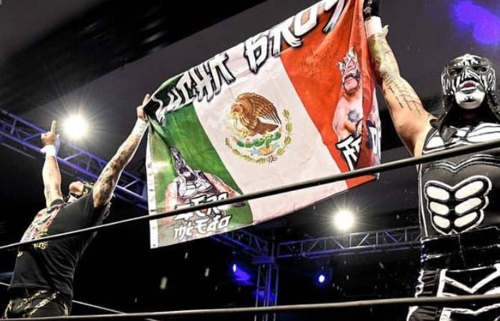 Lucha Brothers con la bandera de México