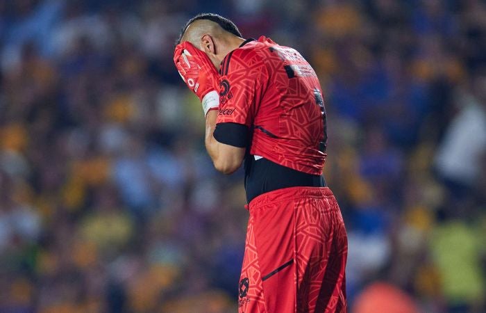 Nahuel Guzmán lamentándose durante el partido ante América