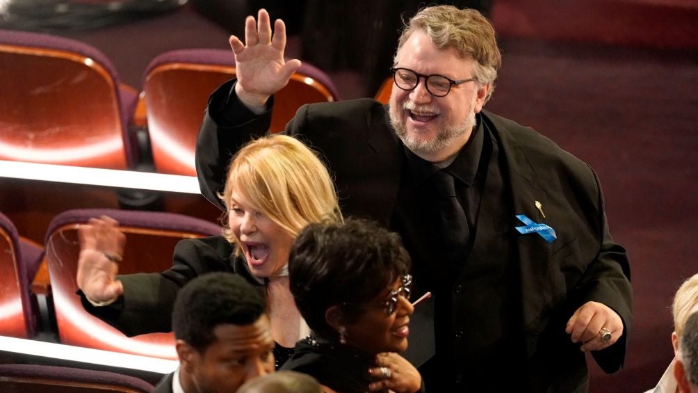 Del Toro apareció con un moño azul en Oscar 2023