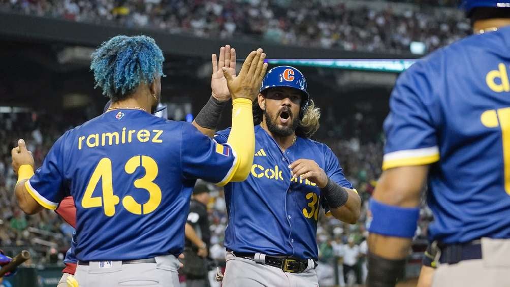 Peloteros colombianos celebrando victoria ante México