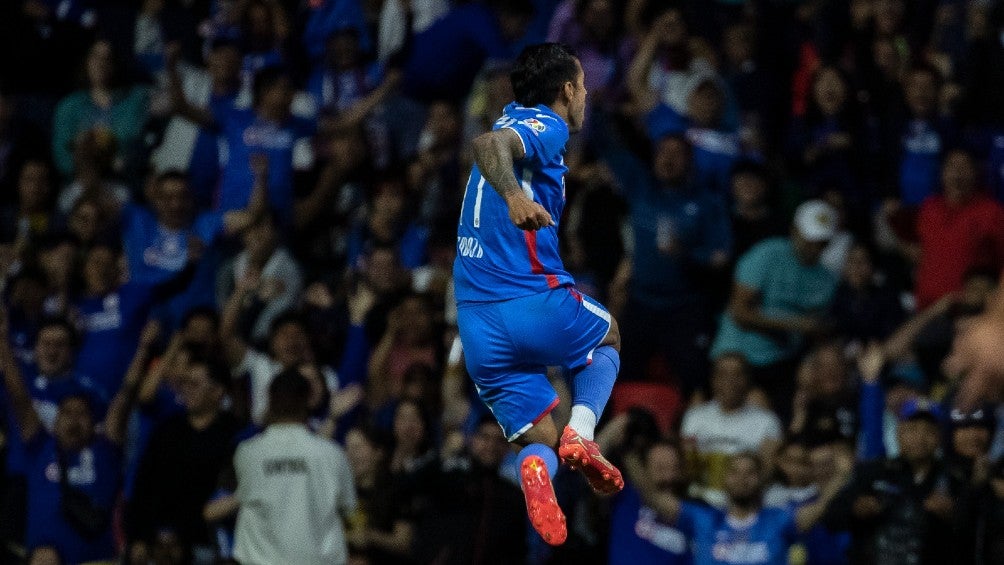 Cruz Azul se impuso a Pumas en el Estadio Azteca