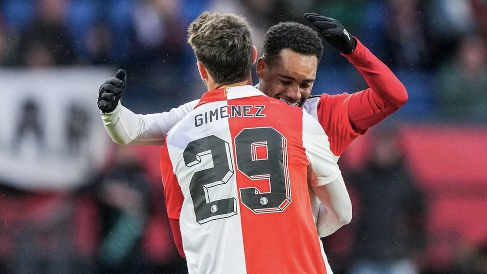 Giménez celebrando un gol con el Feyenoord