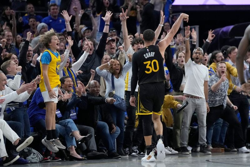 Stephen Curry festejando canasta de tres puntos