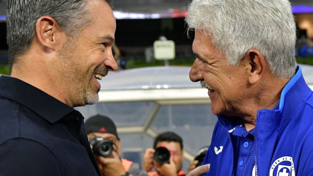 Ferretti saludando a Rafa Puente previo al juego ante Pumas