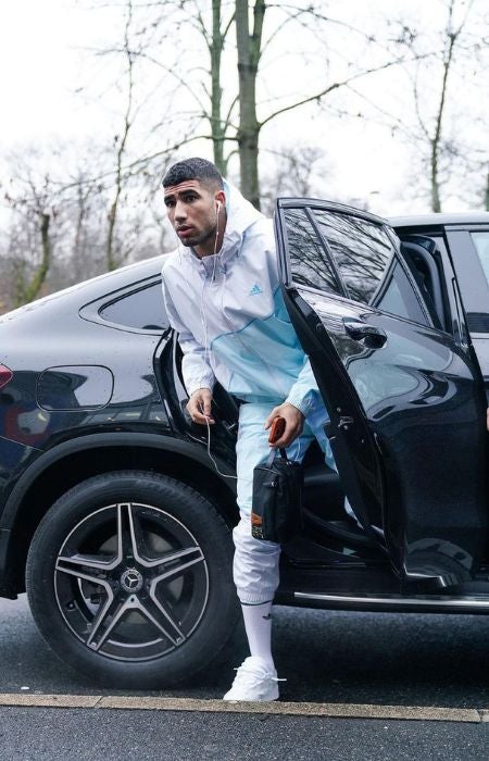 Achraf Hakimi descendiendo de un auto en un entrenamiento del PSG