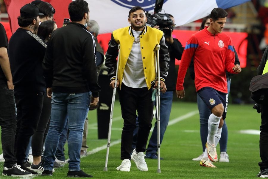 Alexis Vega apoyando a Chivas desde la banca 