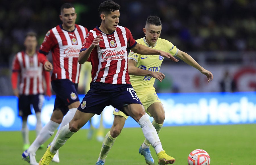 Álvaro Fidalgo en juego ante Chivas