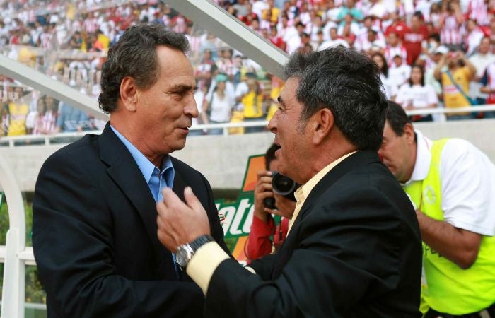 Carlos Reinoso y José Luis Real en el primer Clásico Nacional disputado en el Estadio Akron