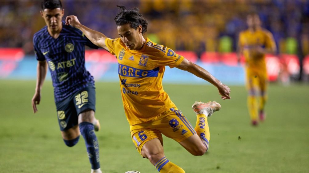 Diego Lainez en duelo con Tigres