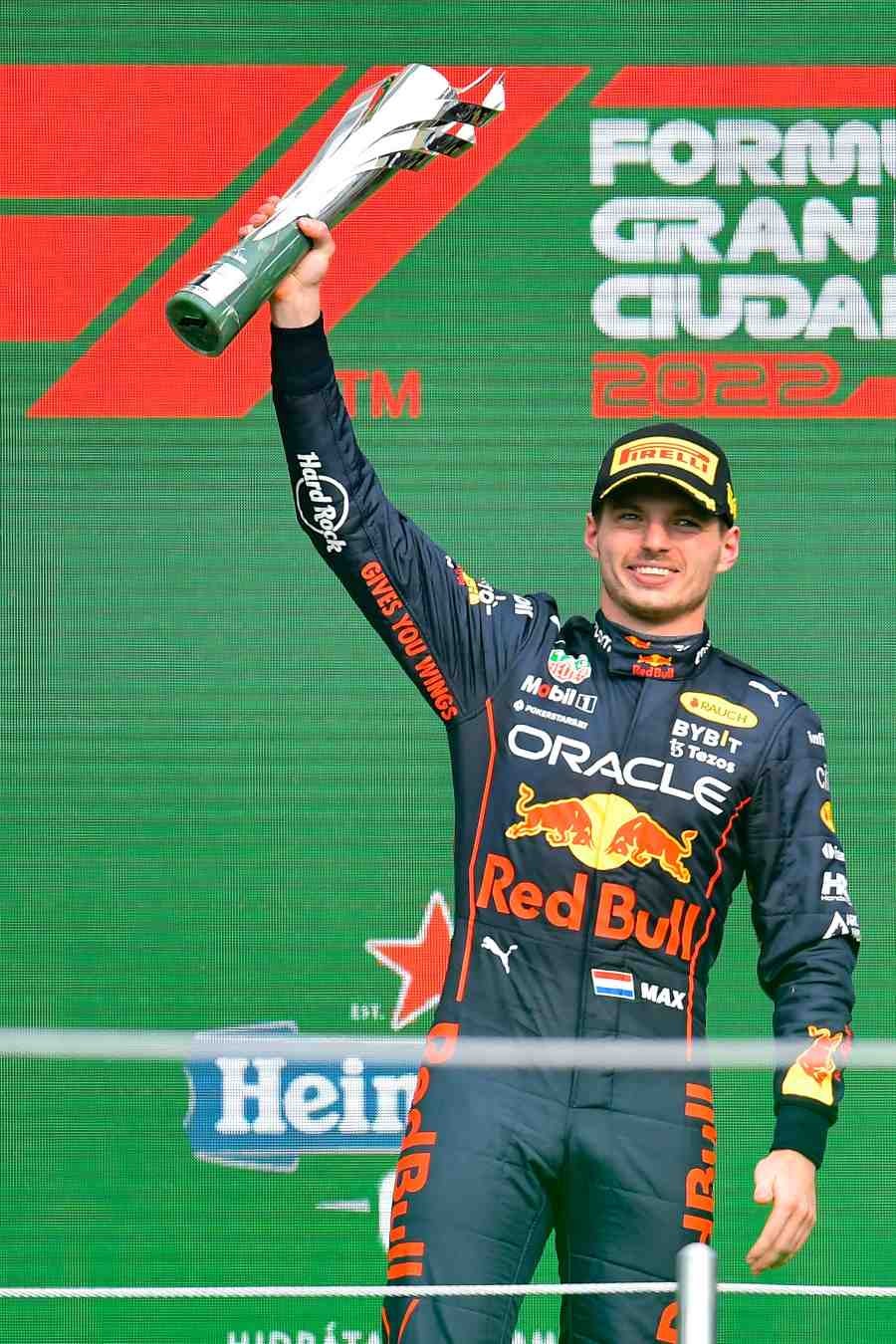 Max Verstappen celebrando victoria en GP