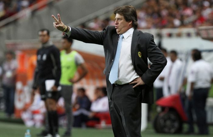 Miguel Herrera en un Clásico Nacional en el Estadio Akron 