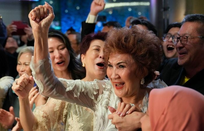 La madre de Michelle Yeoh celebrando desde Malasia el Oscar de su hija