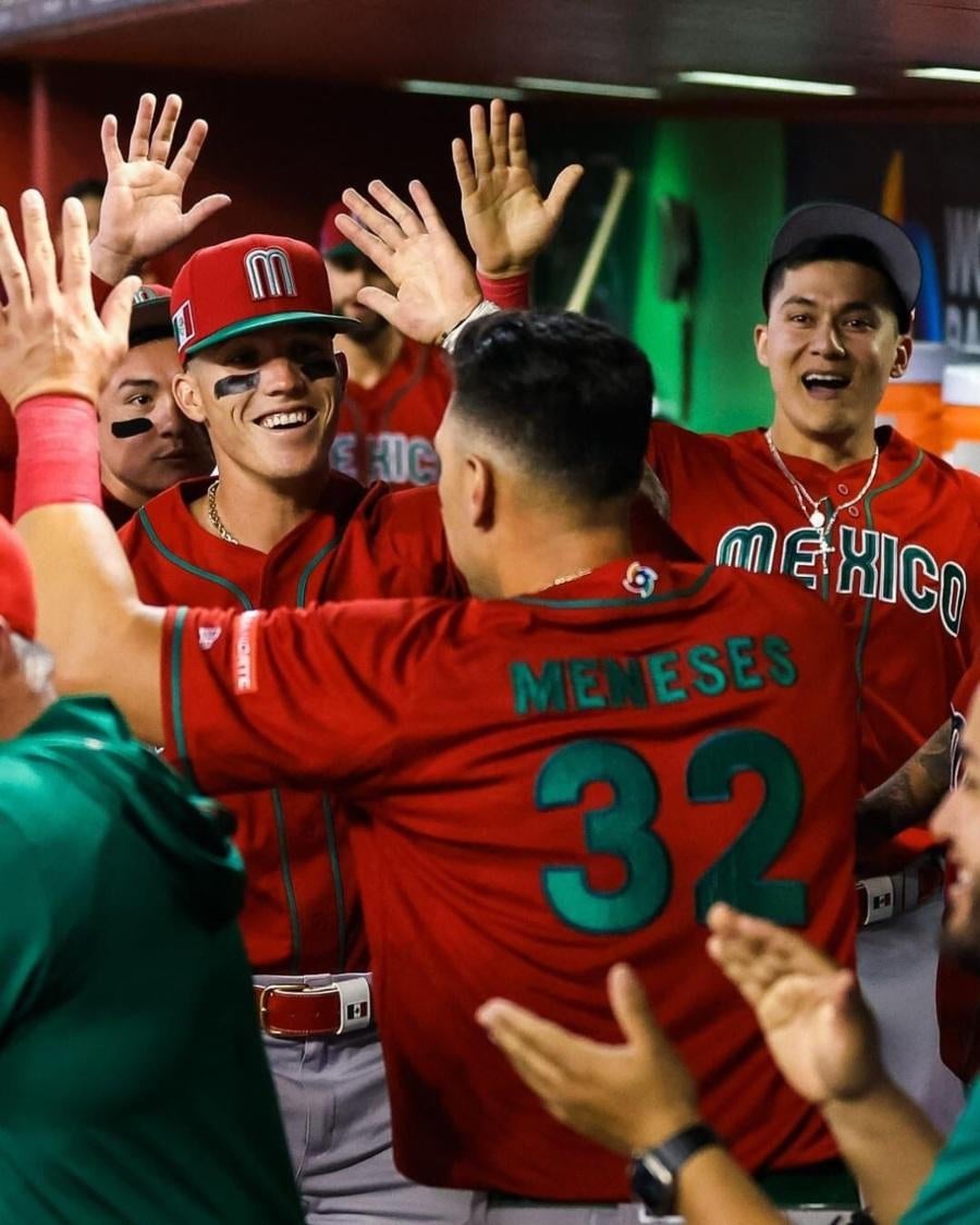 Equipo de beisbol de México festejando 