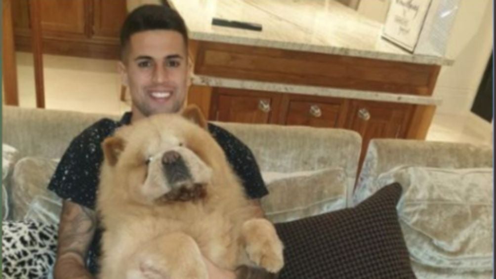 El lateral portugués junto a su mascota Prince