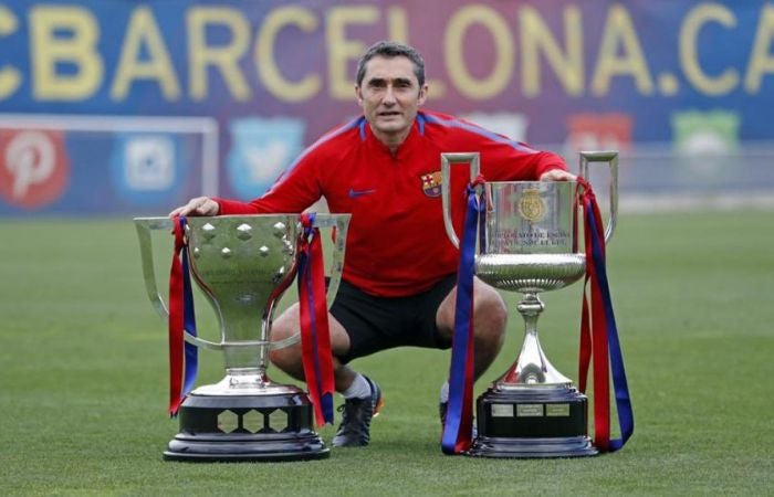 Ernesto Valverde con los trofeos de Liga y de Copa del Rey en su etapa con el Barcelona