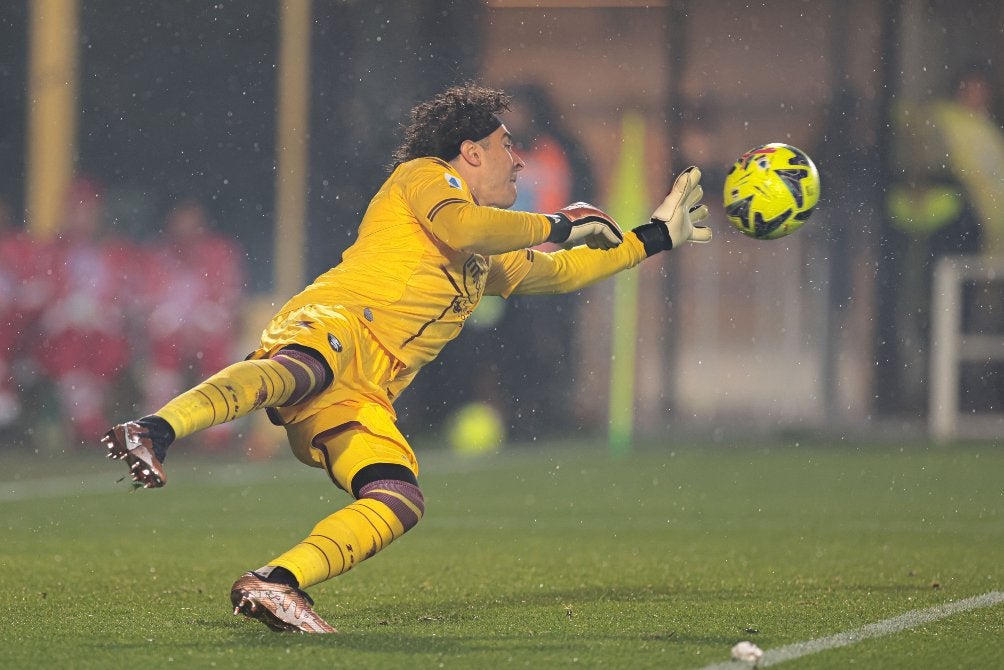 Guillermo Ochoa haciendo una atajada en el Salernitana 