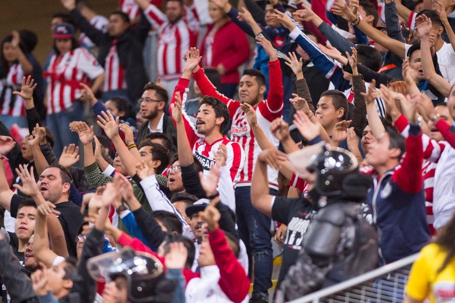 Aficionados de Chivas apoyando al Rebaño 