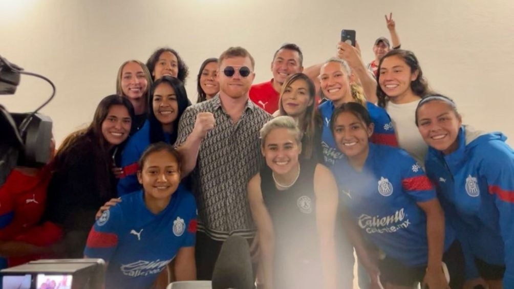 Canelo posó con las Chivas Femenil