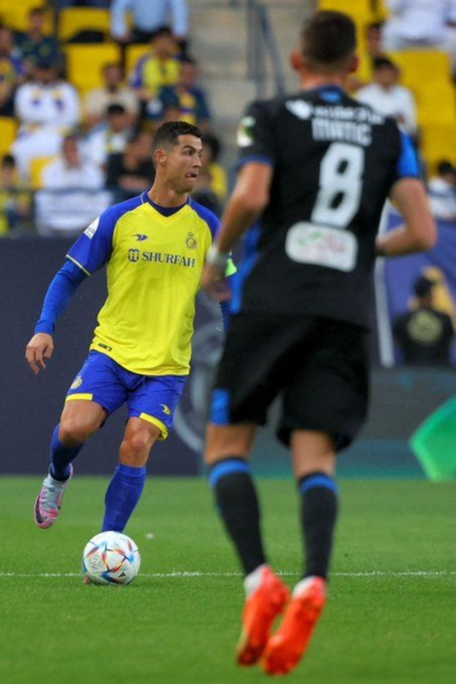 Cr7 con el esférico en juego de la Liga de Arabia 