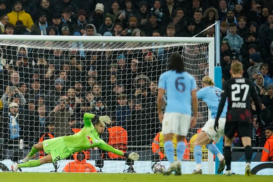 Haaland cobrando penalti con el City 