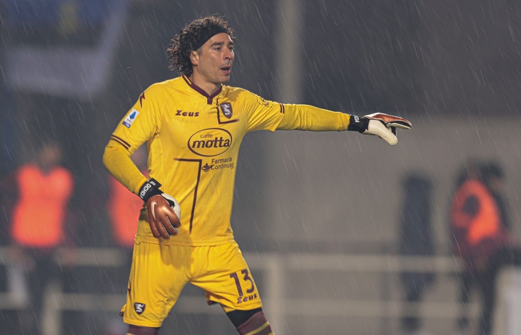 Guillermo Ochoa dando órdenes en el partido vs Atalanta