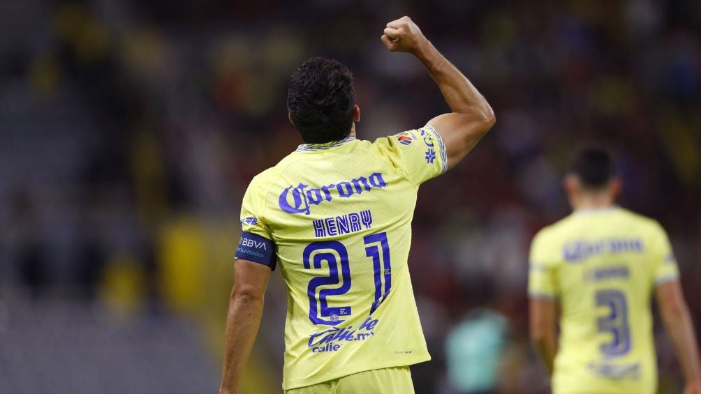 Henry Martín celebra gol con las Águilas