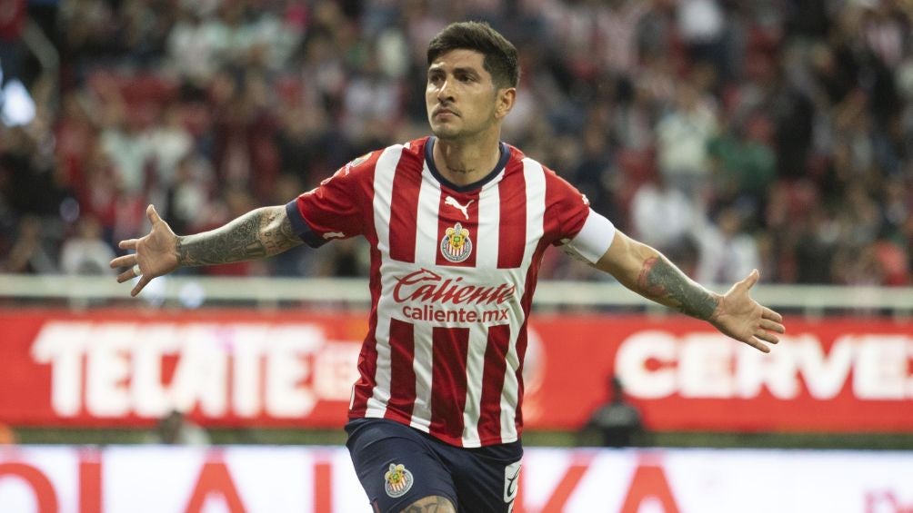 Guzmán celebrando gol con las Chivas