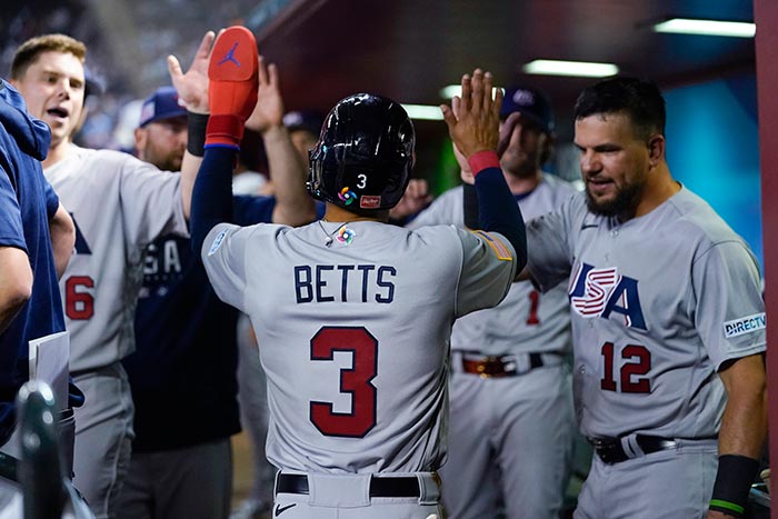 Betts es felicitado por sus compañeros en el dugout