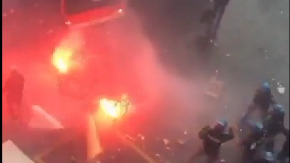 Vehículos incendiados por hinchas alemanes previo al Napoli vs Eintracht en Champions League