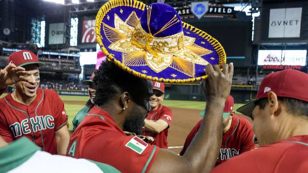 Mexicanos celebrando victoria ante Canadá